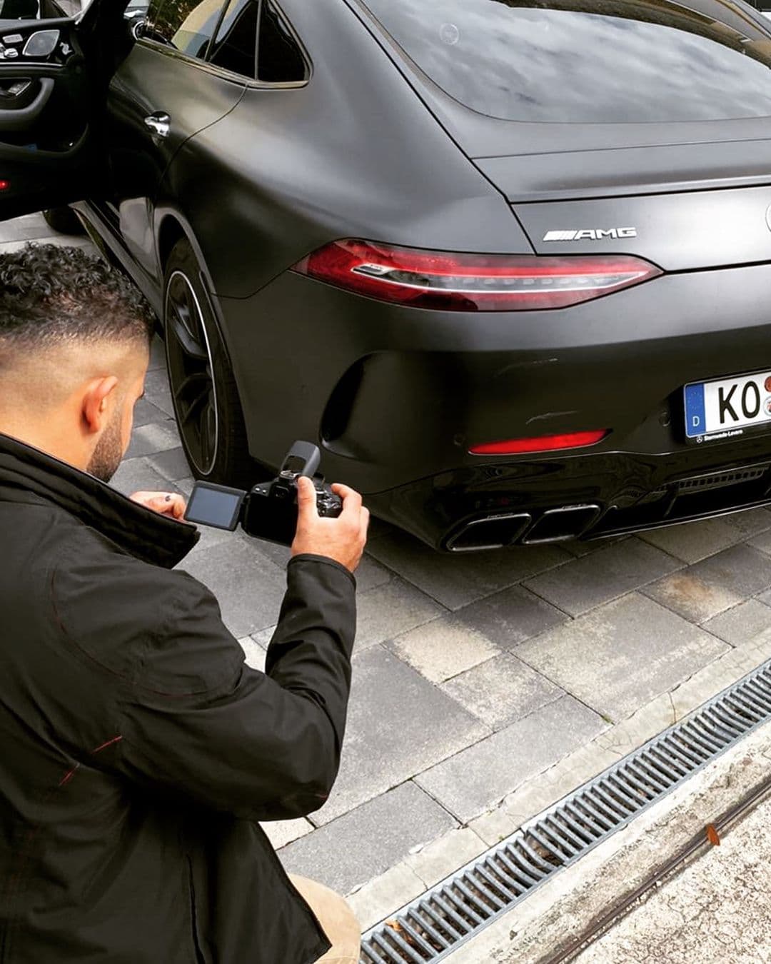 Hasan Salaibi dokumentiert einen Fahrzeugschaden vor Ort in Koblenz